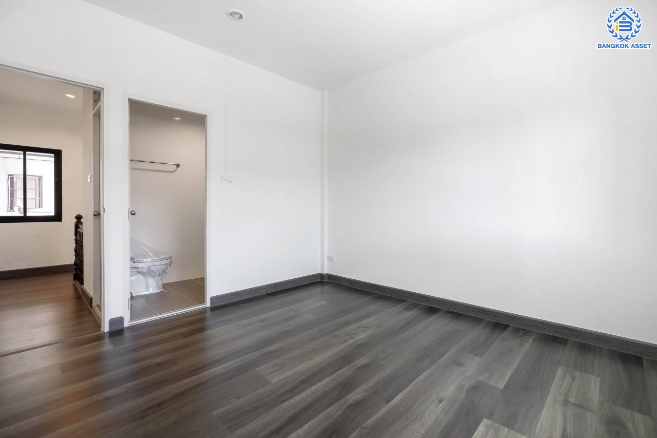 บ้านมือสองตกแต่งใหม่ หน้าโครงการติดรถไฟฟ้า "สถานีไทรม้า"!! ม.ซื่อตรง พระนั่งเกล้า-ท่าอิฐ ทาวน์เฮ้าส์หลังใหญ่ เนื้อที่ 26 ตร.ว. ฟังก์ชัน 3 ห้องนอน 2 ห้องน้ำ 1 ที่จอดรถ ทำเลใกล้ เซ็นทรัลรัตนาธิเบศร์ และทางด่วน "งามวงศ์วาน"